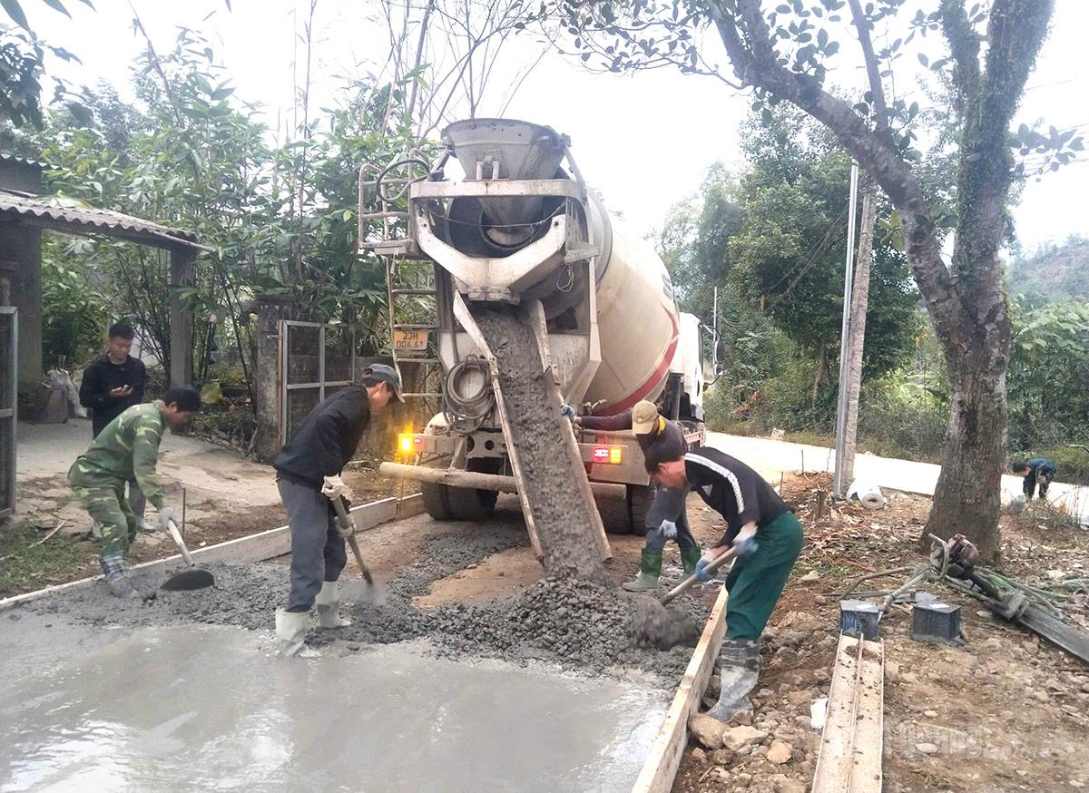 Các tuyến đường trong thôn được đầu tư, nâng cấp.