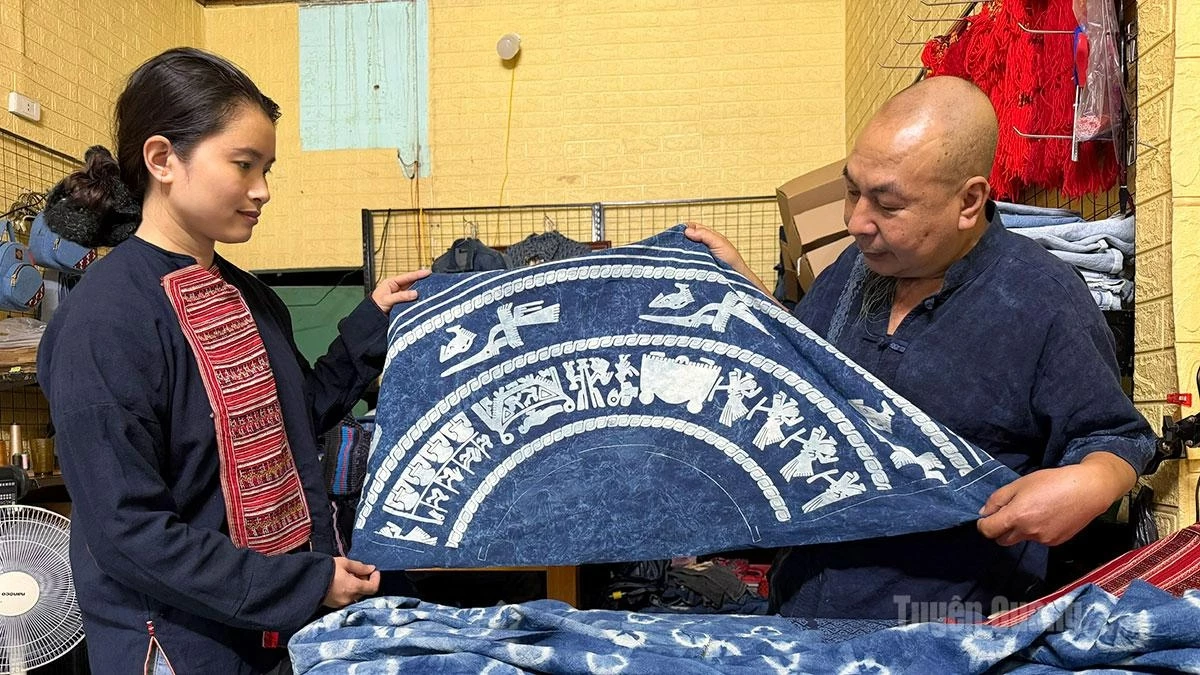 Indigo fabric products created by Dong Thanh Phong using printing technology have attracted many visitors to his workshop.