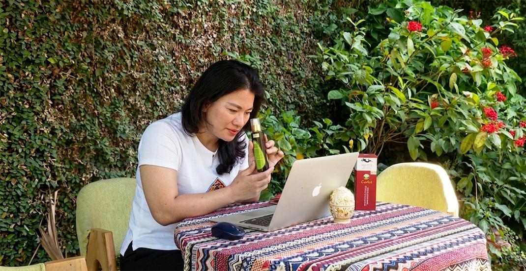 Chị Phạm Thị Minh Hải, Phó Giám đốc Công ty Thành Sơn giới thiệu các sản phẩm trà cao cấp của Công ty trên nền tảng số.
