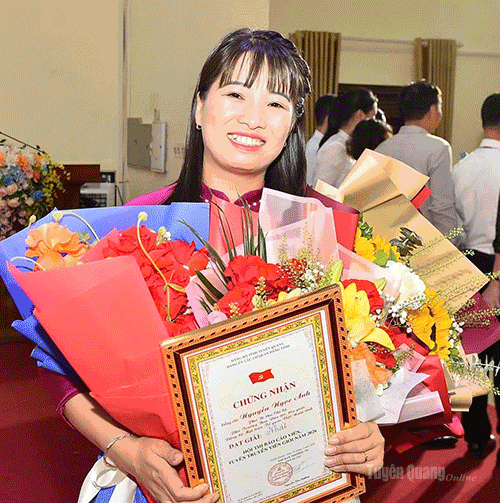Đồng chí 
Nguyễn Ngọc Ánh, 
Phó Bí thư Chi bộ, Phó trưởng Ban Dân tộc, tôn giáo, tuyên truyền viên của Đảng bộ 
Mặt trận Tổ quốc 
Việt Nam tỉnh.