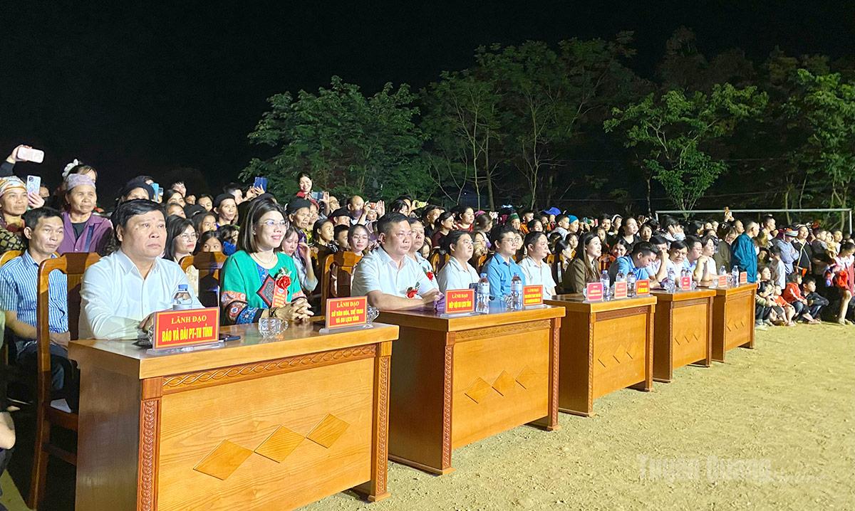 Các đại biểu dự lễ khai mạc ngày hội.