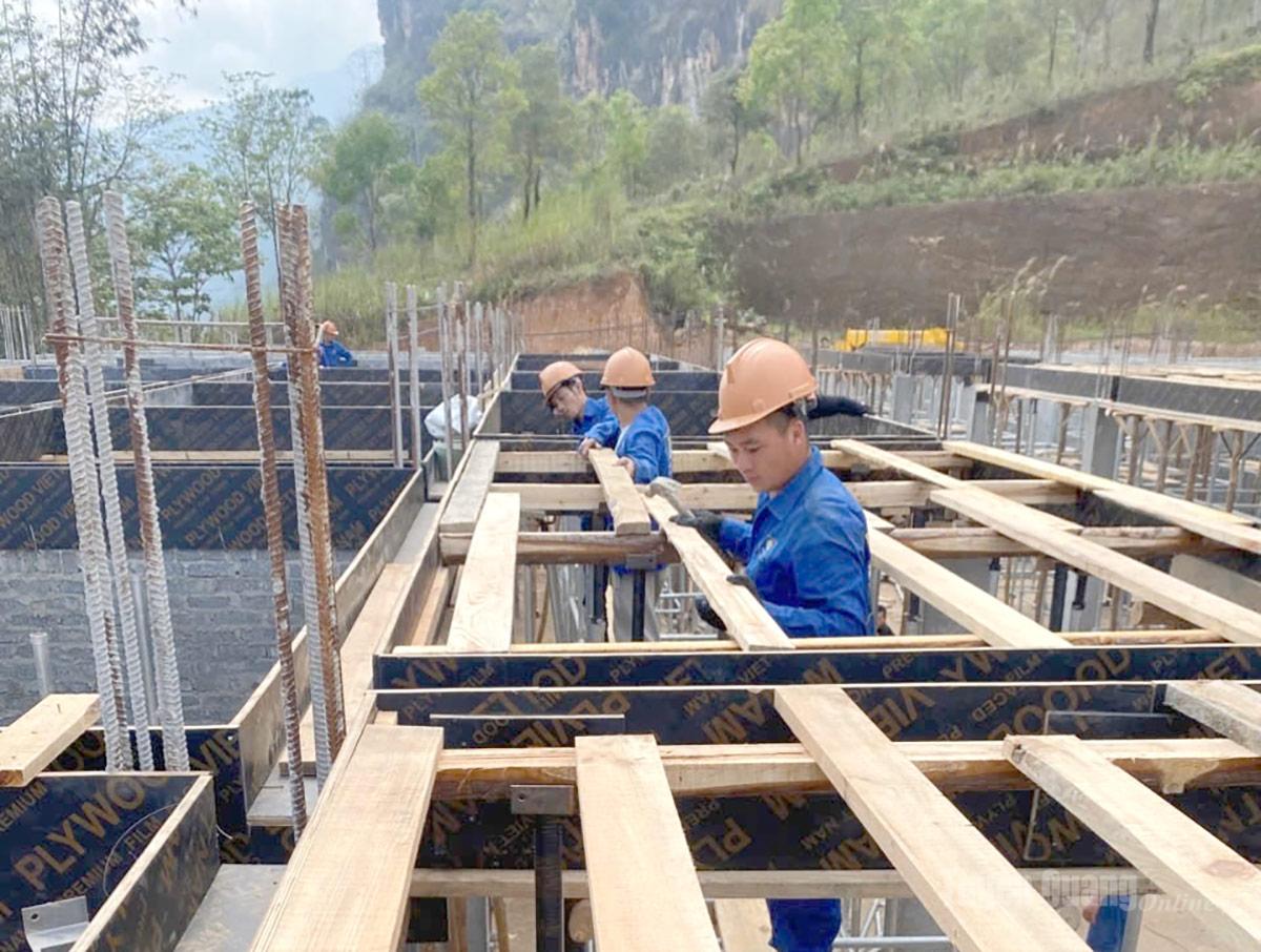 Công nhân Công ty cổ phần đầu tư và phát triển Phương Đông tập trung thi công xuyên ngày lễ.