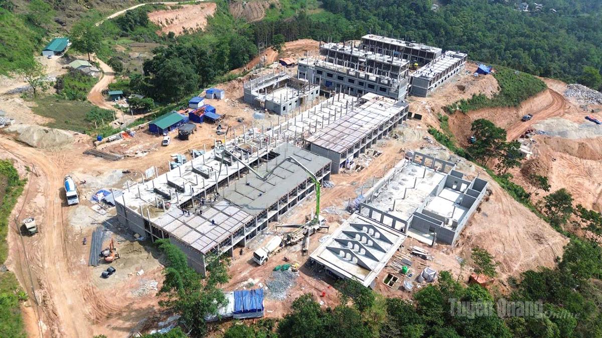 Dự án Trường tiểu học, THCS nội trú Pà Vầy Sủ đang được nhà thầu đẩy nhanh tiến độ thi công.