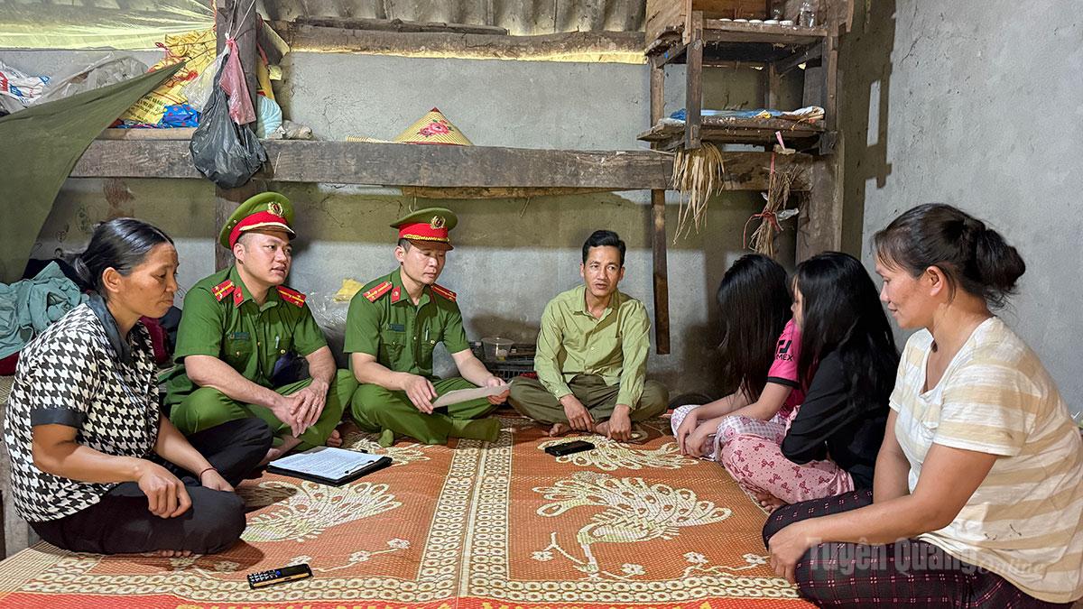 Công an xã Bình An tuyên truyền nguy cơ tiềm ẩn khi nghe những lời dụ dỗ việc nhẹ lương cao đến người dân.