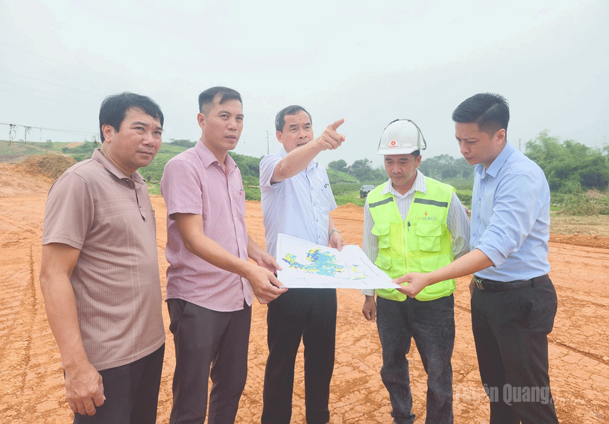 Lãnh đạo phường Mỹ Lâm nắm tình hình thi công các công trình trọng điểm qua địa bàn.