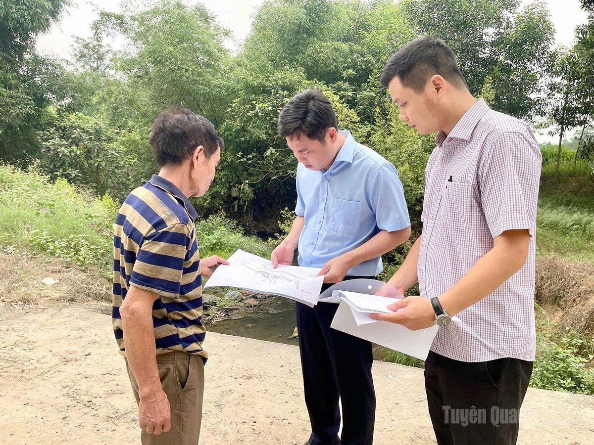 Lãnh đạo xã Nhữ Khê khảo sát cầu Bến Gỗ nhằm đề xuất nâng cấp hạ tầng, bảo đảm an toàn giao thông và thúc đẩy phát triển kinh tế - xã hội.