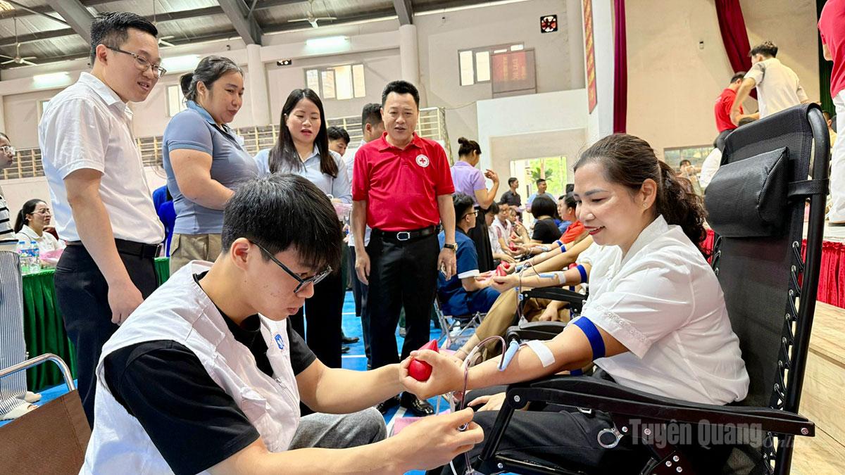 Lãnh đạo Hội Chữ thập đỏ tỉnh thăm hỏi cán bộ, 
nhân viên và sinh viên tham gia Ngày hội hiến máu.