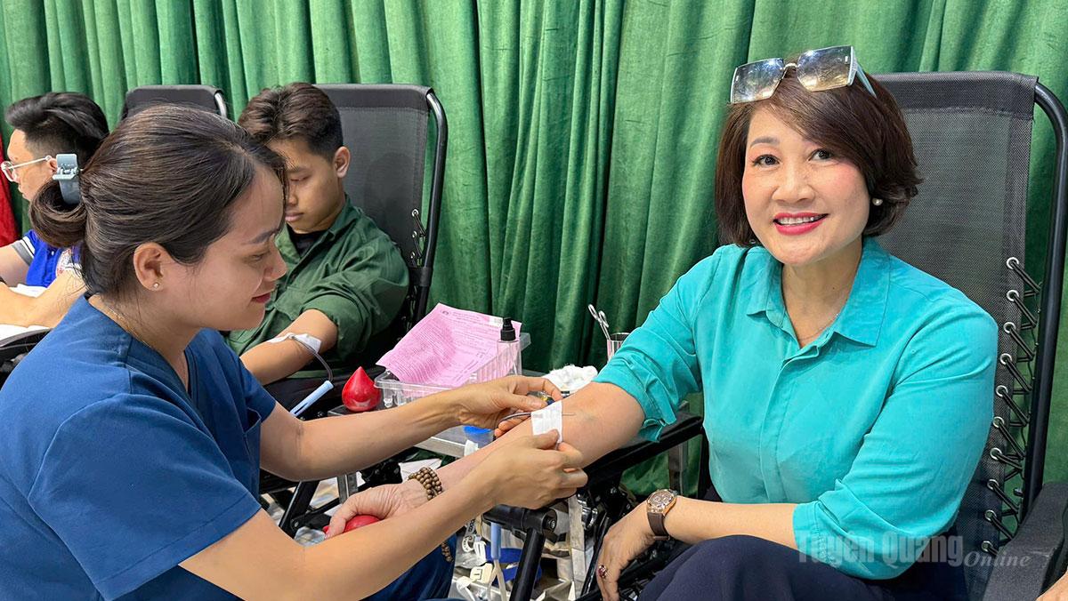 Chị Trần Liên Hương, Công đoàn cơ sở Liên minh Hợp tác xã tỉnh Tuyên Quang, người hơn 35 lần hiến máu, tham gia tại Ngày hội hiến máu.