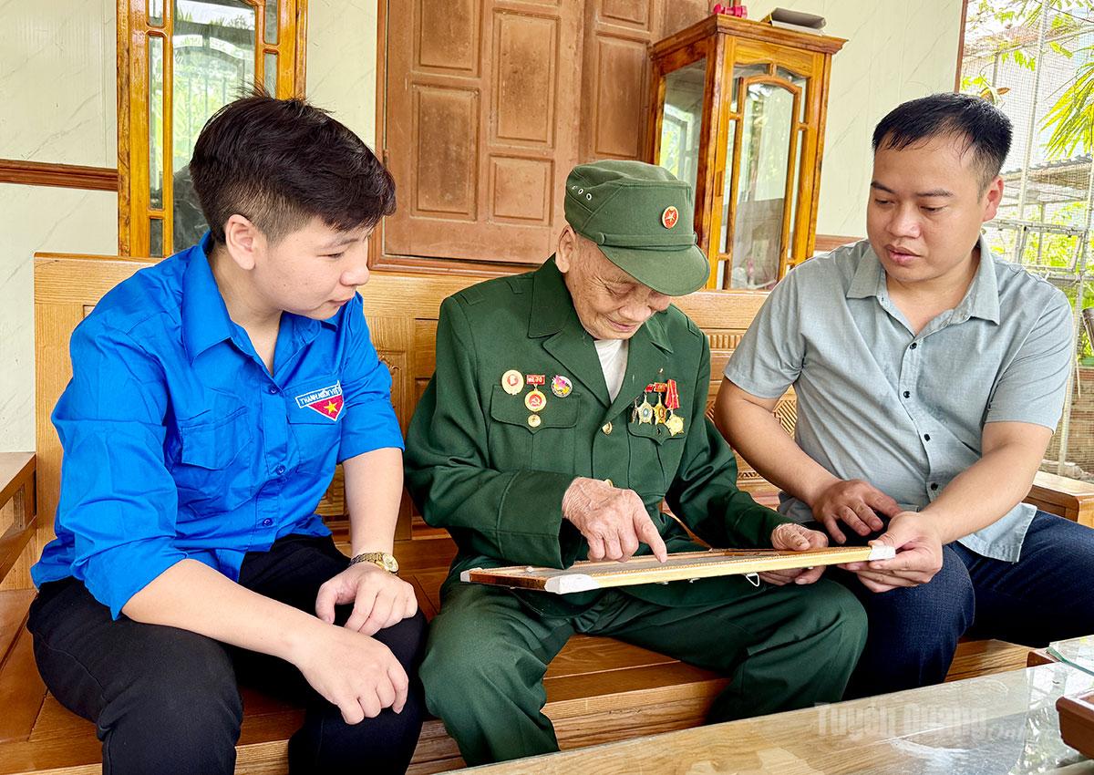 Người lính Điện Biên Hà Văn Xuyên, thôn Ba Nhất, xã Yên Nguyên kể lại ký ức hào hùng Chiến dịch Điện Biên Phủ cho thế hệ trẻ.