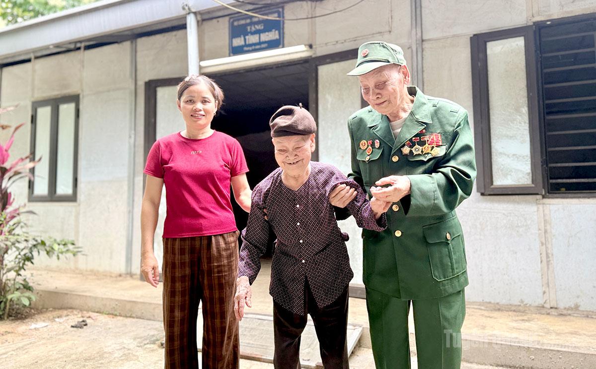 



Dù tuổi 
đã cao 
nhưng ông 
Hà Văn Xuyên vẫn khỏe mạnh, sống vui cùng vợ và 
các con.
