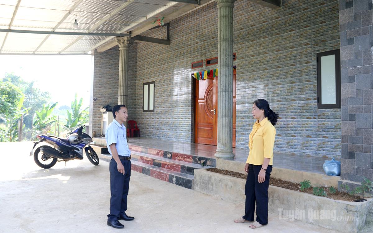 Gia đình anh Lầu Mí Pó, thôn Đội 5, xã Linh Hồ cố gắng vươn lên sau khi viết đơn xin thoát nghèo.