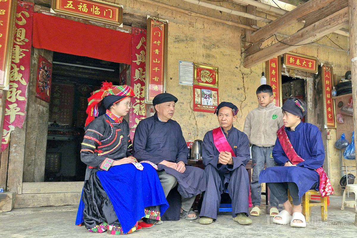 Ông Củng Phủ Xuẩn (thứ 2 từ trái qua phải), Trưởng thôn Chúng Trải, xã Phố Bảng trò chuyện cùng người dân.