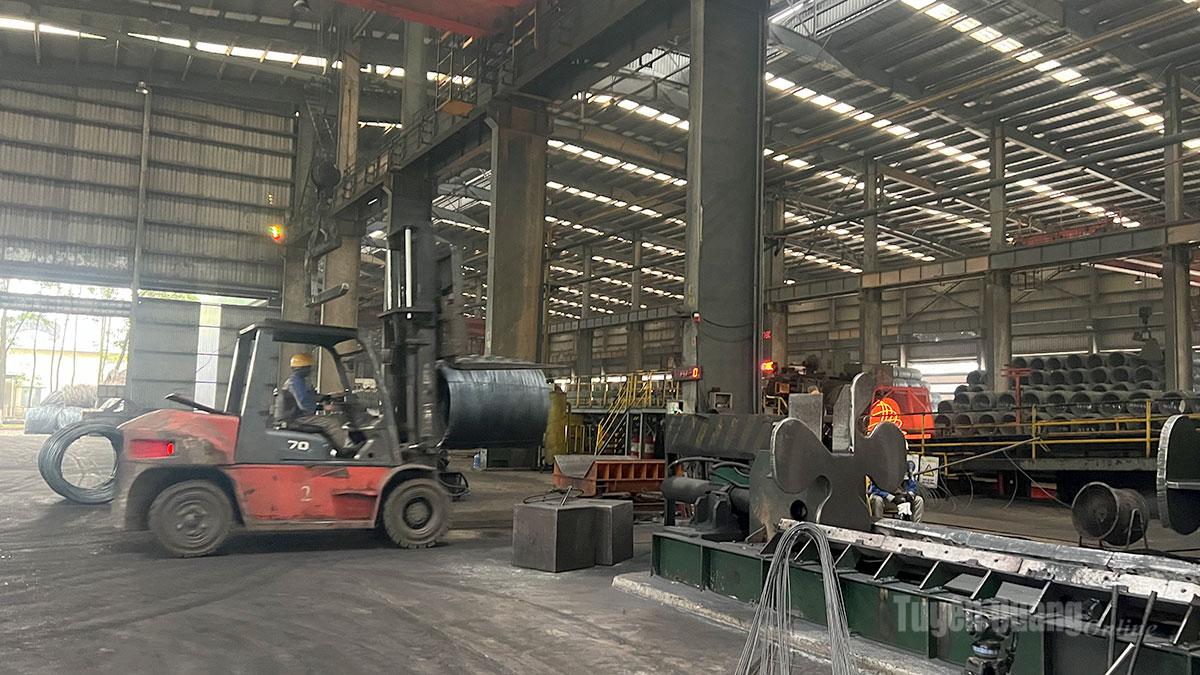 Sản xuất thép tại Công ty Gang thép Tuyên Quang.