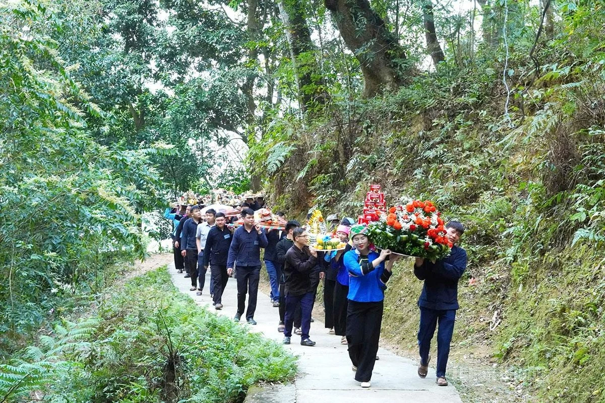 Offering rituals at Ong and Ba shrines in Khau Vai - a sacred traditional practice of the Khau Vai Love Market.