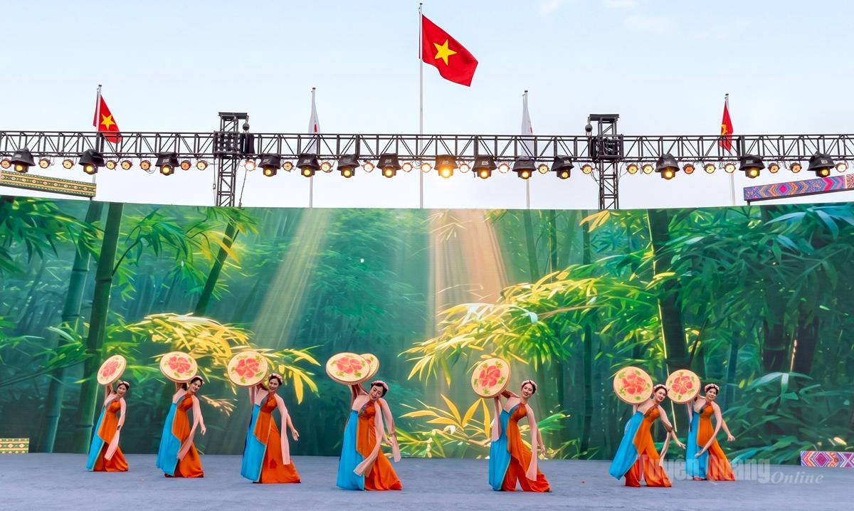 Tiết mục biểu diễn của Đoàn 
nghệ thuật dân tộc tỉnh 
Tuyên Quang tại châu Văn Sơn (Trung Quốc).