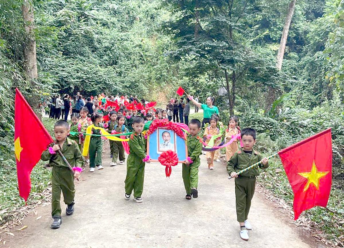 Học sinh Trường Mầm non Kim Quan tham quan di tích ATK Kim Quan.