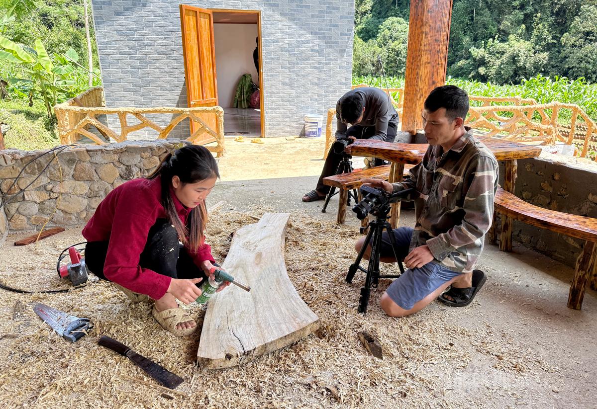 Người dân xã Lâm Bình sáng tạo 
nội dung số qua các video ghi lại 
cuộc sống đời thường.