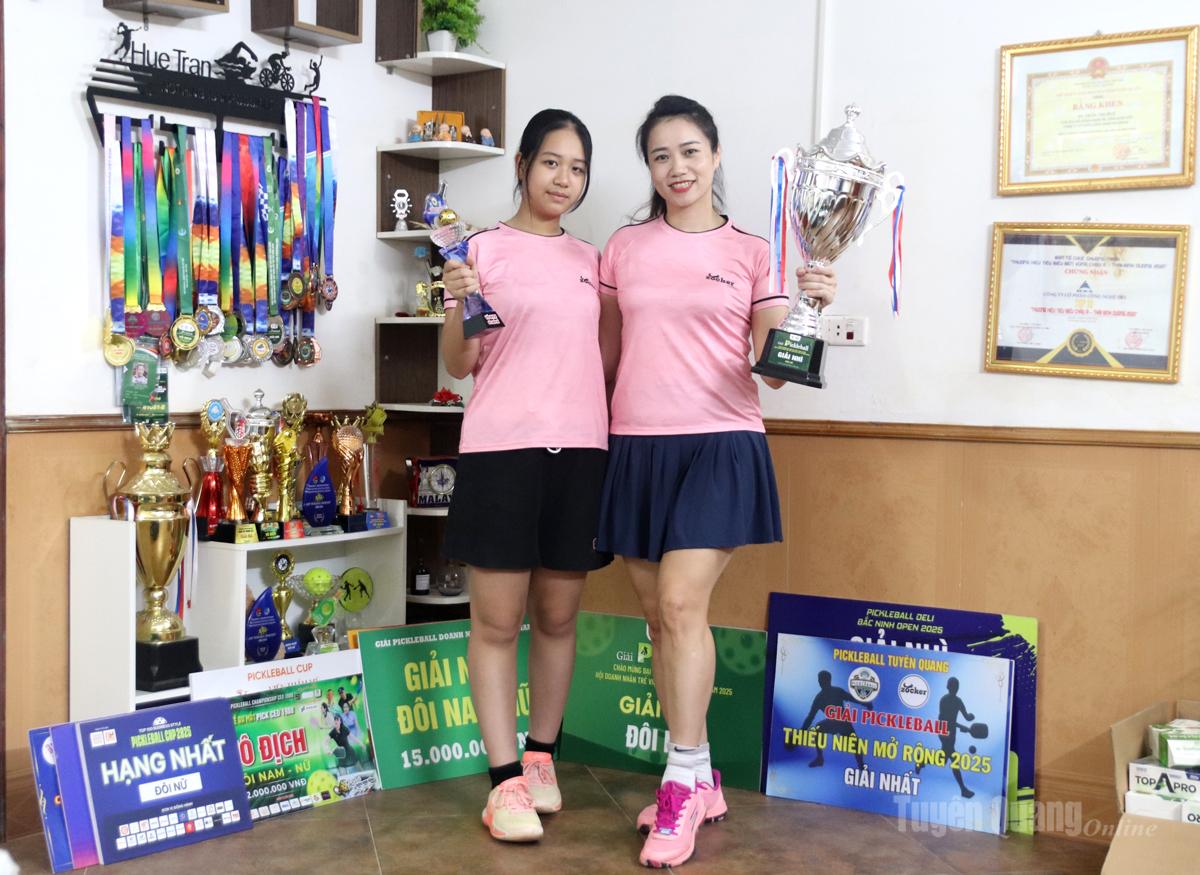 Chỉ chưa đầy 2 năm gắn bó với môn Pickleball, chị Trần Thị Huệ - Chủ nhiệm Câu lạc bộ Pickleball Tuyên Quang và con gái đã sở hữu bộ thành tích đáng nể.