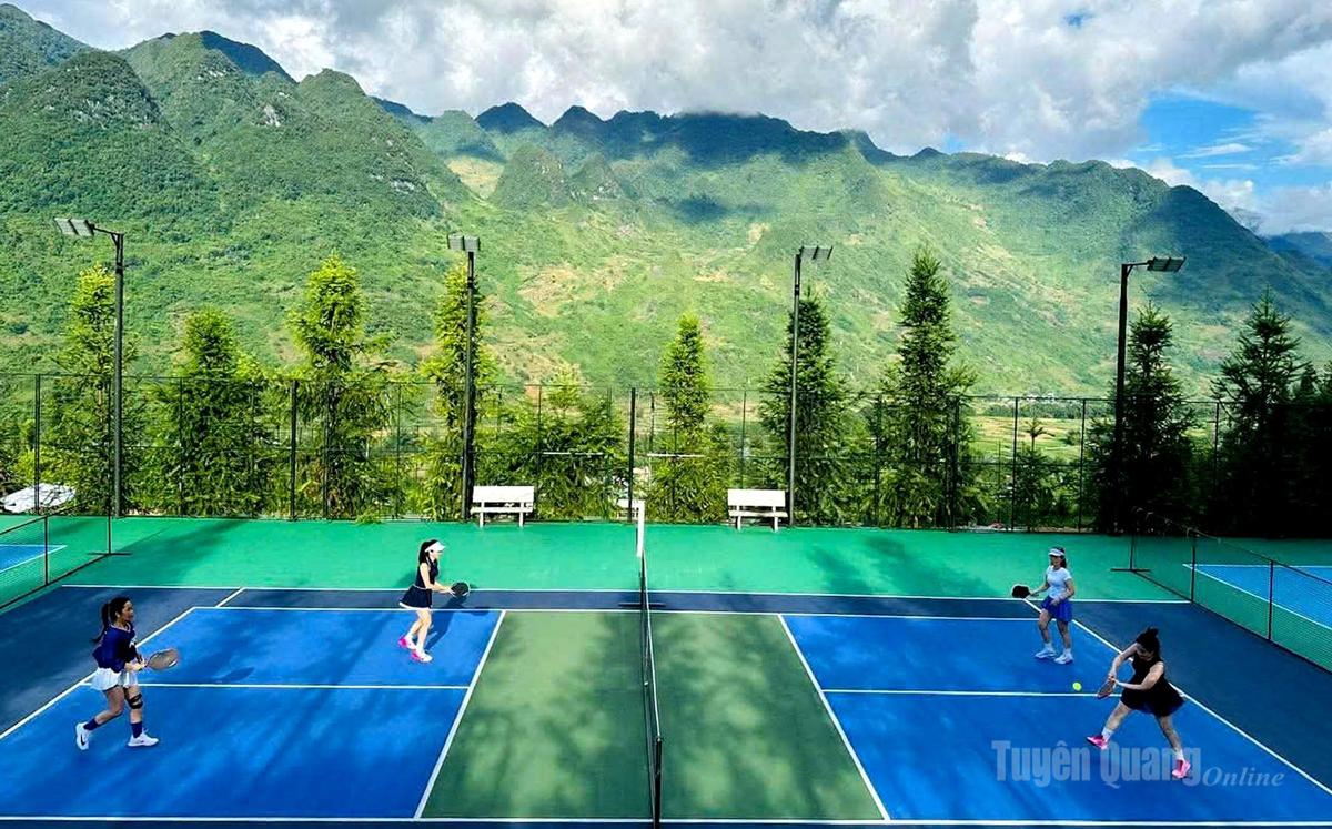 Sân Pickleball H’Mong Village (xã Lùng Tám) trở thành điểm nhấn của mô hình du lịch - thể thao nơi đại ngàn.