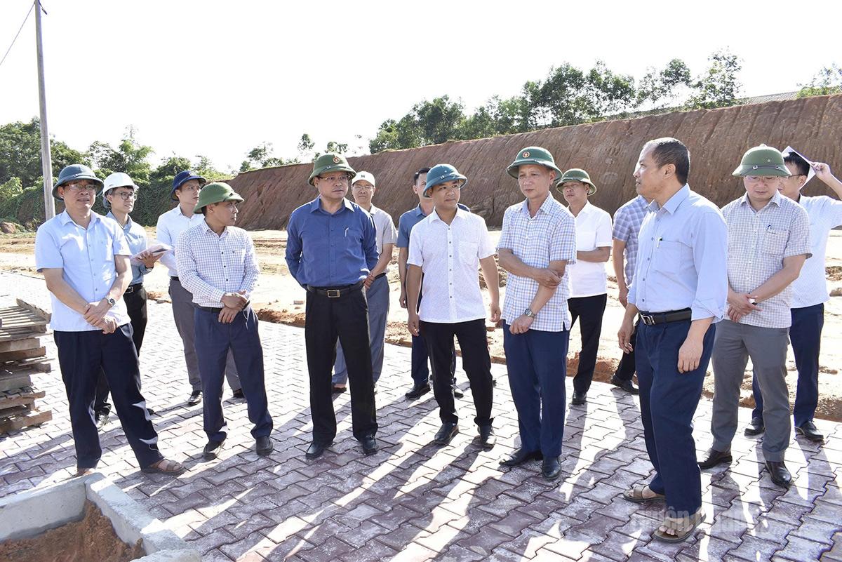 Đồng chí Nguyễn Mạnh Tuấn, Ủy viên Ban Thường vụ Tỉnh ủy, Phó Chủ tịch Thường trực UBND tỉnh cùng lãnh đạo các sở, ngành kiểm tra các dự án đầu tư trước ngày 31-12-2025.