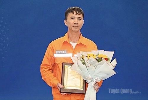 Anh Nguyễn Văn Hậu, kỹ sư Xí nghiệp Lưới điện cao thế Tuyên Quang.