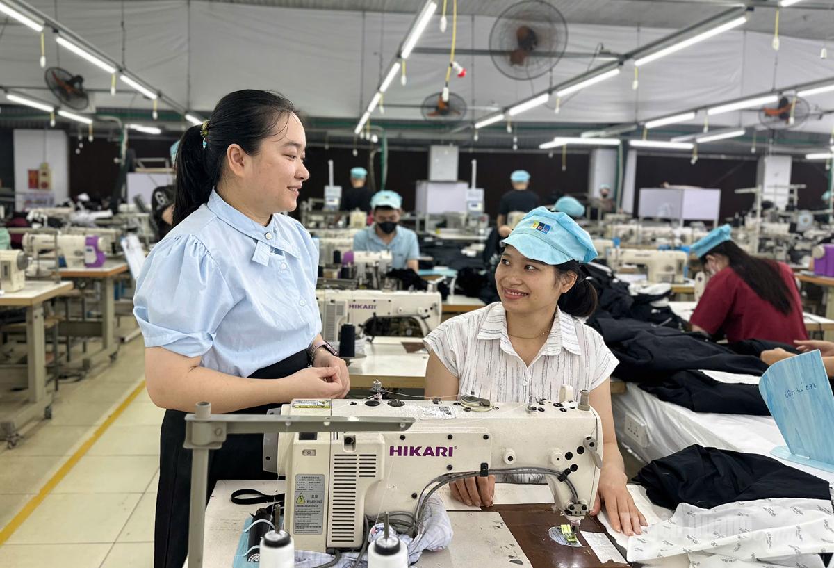Đại diện tổ chức Công đoàn LGG Tuyên Quang động viên đoàn viên trong giờ tăng ca.
