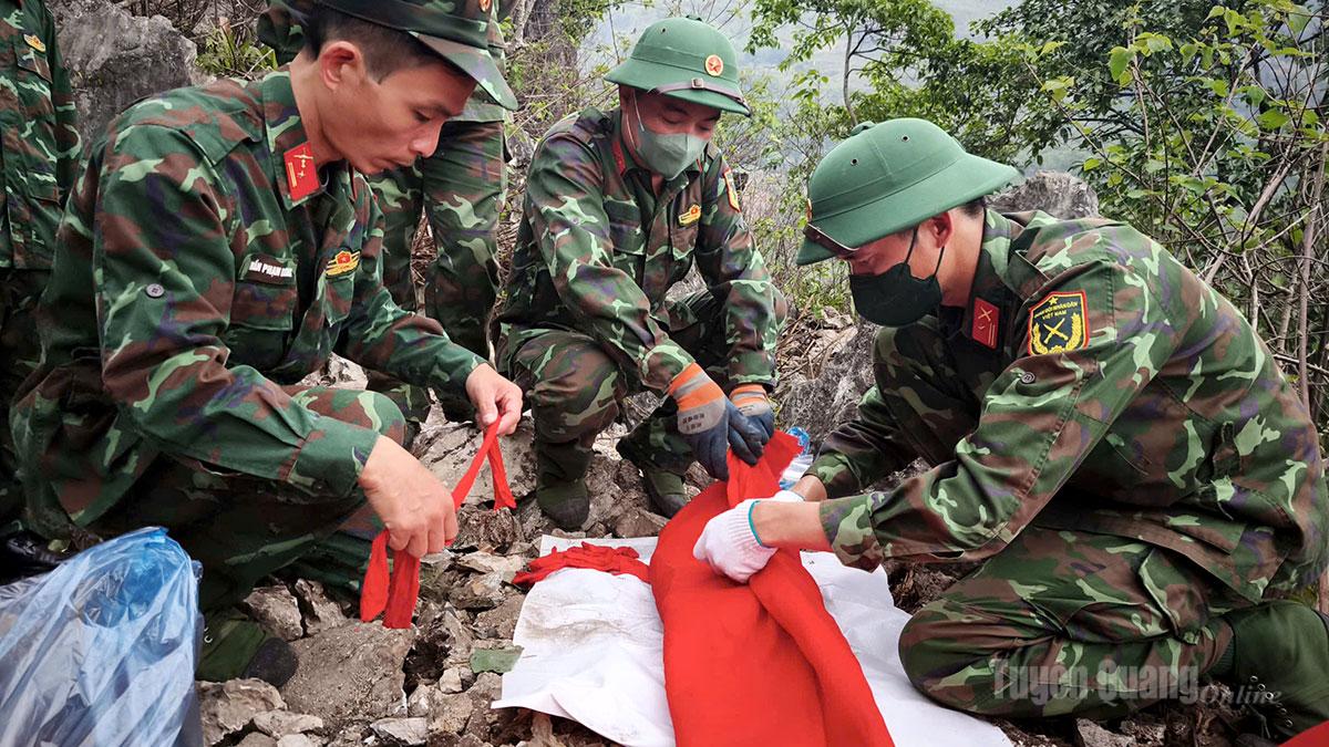 Cán bộ, chiến sĩ Bộ Chỉ huy Quân sự tỉnh Tuyên Quang cẩn trọng quy tập, bọc hài cốt liệt sĩ được phát hiện.