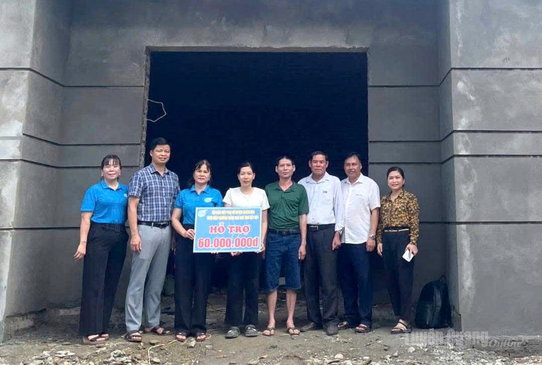 Phụ nữ xã Yên Lập trao kinh phí hỗ trợ làm nhà cho chị Nguyễn Thị Mạc, thôn Tín Kéo, từ nguồn quỹ “Mái ấm tình thương”.