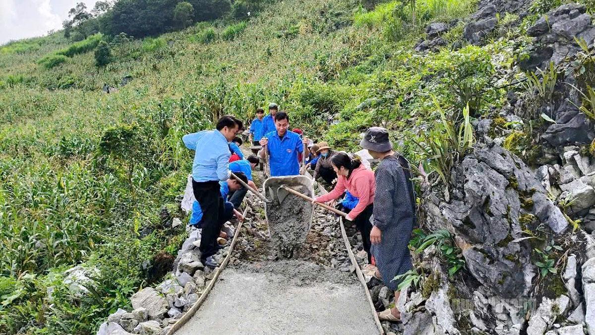 Người dân vùng cao xã Mèo Vạc chung tay làm đường bê tông nông thôn.                                                                      