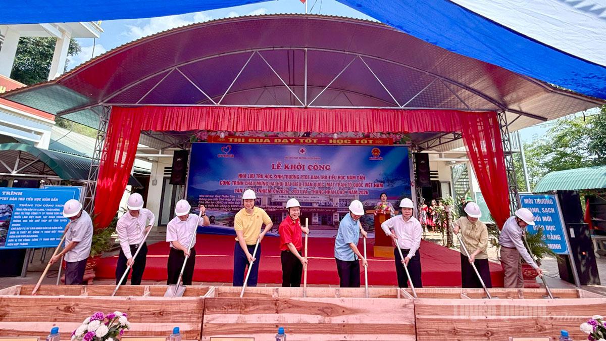 Lãnh đạo Hội Chữ Thập đỏ tỉnh, đại diện các tổ chức khởi công xây dựng Nhà lưu trú học sinh Trường Phổ thông Dân tộc bán trú Tiểu học Nấm Dẩn.