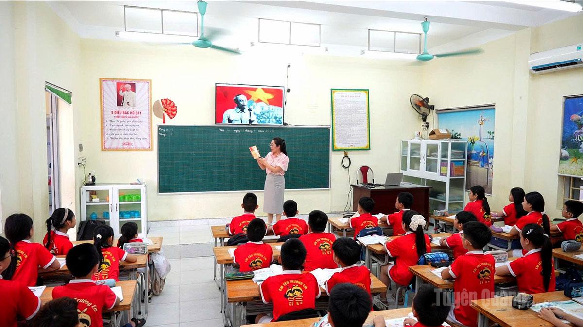 Tiết học Tiếng Anh của cô và trò trường Tiểu học Phan Thiết, phường Minh Xuân.
