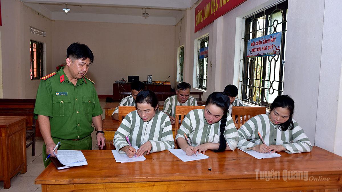 Chỉ huy Phân trại quản lý phạm nhân, thuộc Trại tạm giam số 1, Công an tỉnh hướng dẫn phạm nhân viết đơn xin đặc xá.
