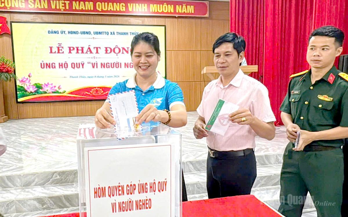 Cán bộ xã Thanh Thủy tiết kiệm ủng hộ, quyên góp vì người nghèo.