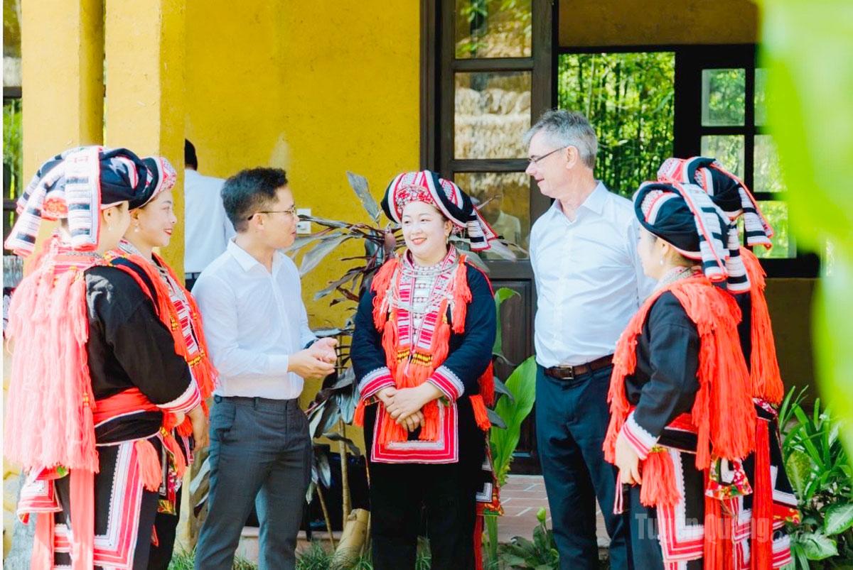 Du khách đến nghỉ dưỡng, được các lễ tân phụ vụ là người địa phương đón tiếp nhiệt tỉnh, chu đáo.