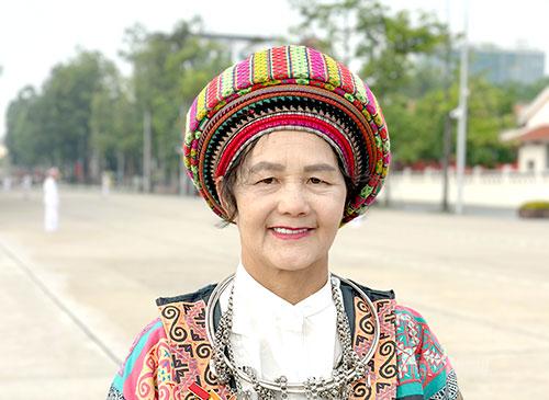 Bà Vàng Thị Mai, 
dân tộc Mông, 
Nghệ nhân ưu tú, Giám đốc Hợp tác xã Lanh Lùng Tám.