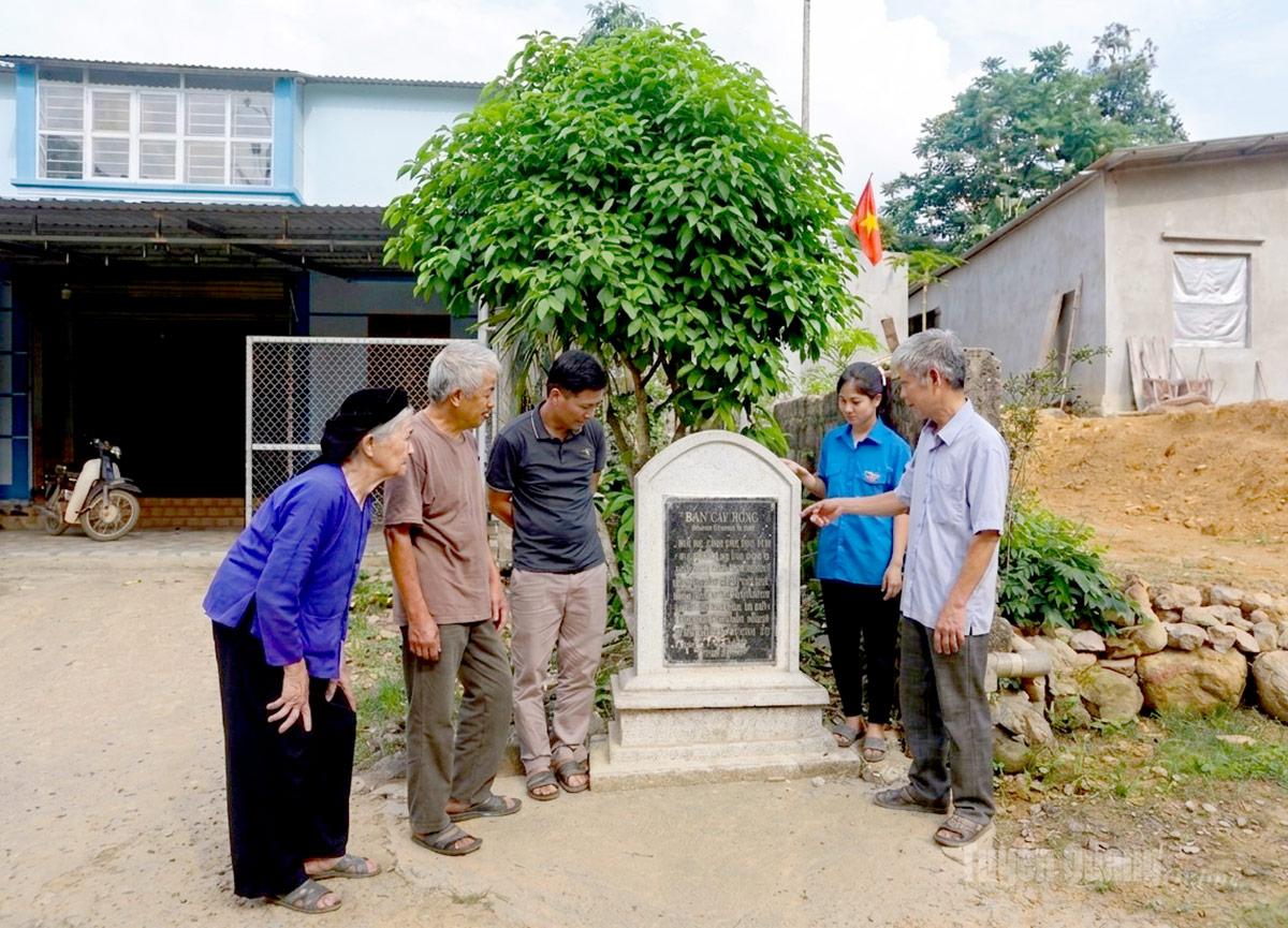 Cụ bà Dương Thị Tư (ngoài cùng bên trái) cùng con, cháu luôn có ý thức giữ gìn di tích gắn với Bác Hồ.
