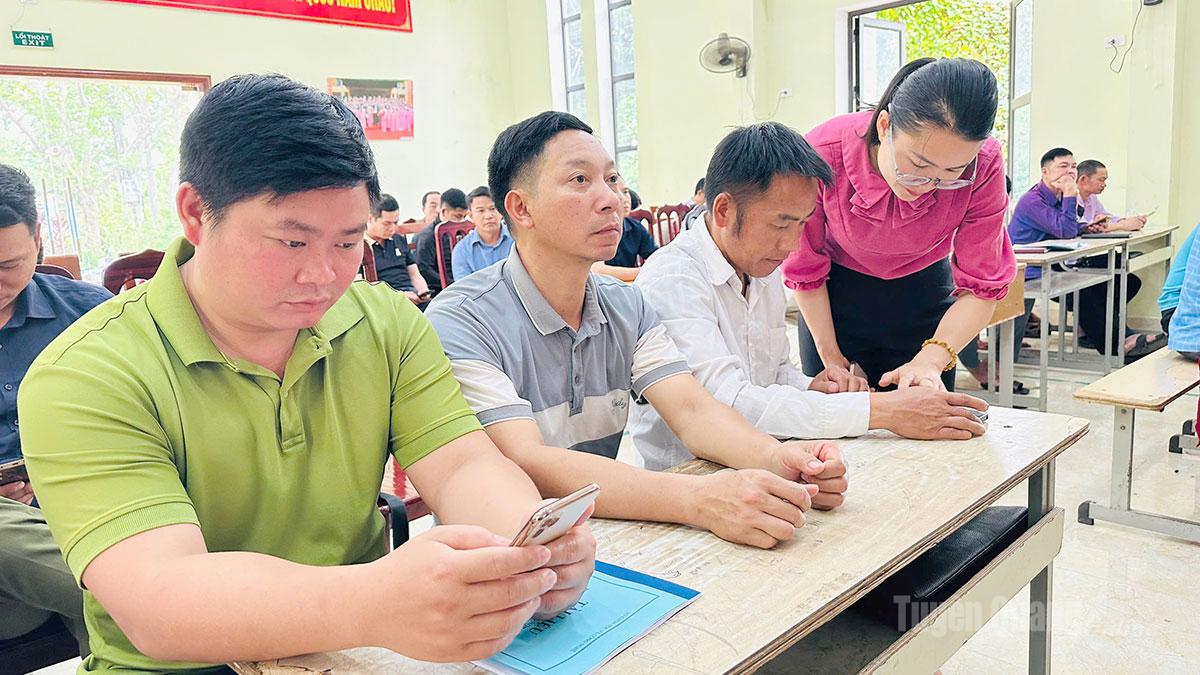 Chuyên viên Trung tâm Khoa học, công nghệ và đổi mới sáng tạo (Sở Khoa học và Công nghệ) hướng dẫn cán bộ thôn tại xã Hồng Thái ứng dụng công nghệ số.