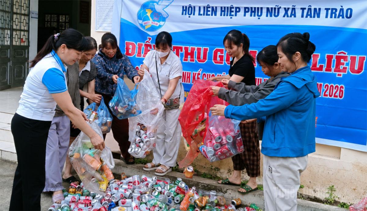 Phụ nữ
xã Tân Trào
thu gom
phế liệu,
gây quỹ hỗ trợ sinh kế cho
phụ nữ có
hoàn cảnh
khó khăn.