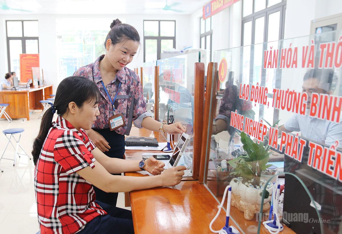 Cán bộ Trung tâm Phục vụ hành chính công xã Bắc Quang giải quyết thủ tục hành chính nhanh gọn, tiết kiệm thời gian cho người dân.
