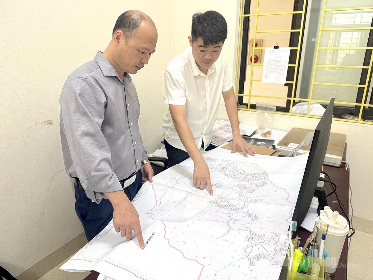 Chưa có dữ liệu trên môi trường số, cán bộ Phòng Kinh tế, UBND 
xã Tân Long vẫn phải dùng bản đồ giấy để đối soát