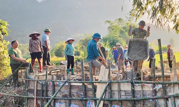 Người dân thôn Làng Chùa chung tay xây dựng cầu Nặm Cưởm.