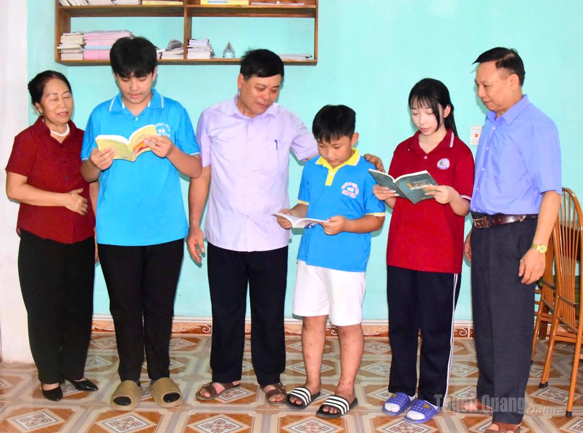 Người dân thôn Tân Quang đọc sách tại tủ sách nhà văn hóa thôn, lan tỏa tinh thần hiếu học trong cộng đồng.