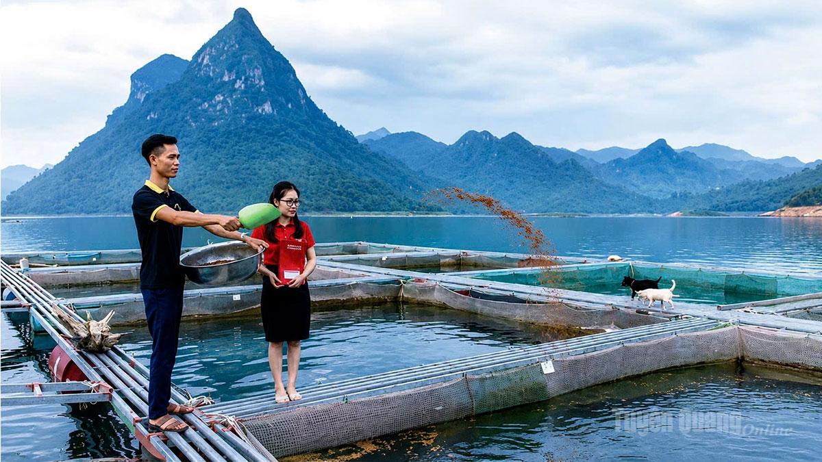  Nhân viên ngân hàng Agribank thẩm định nhu cầu vay vốn trên địa bàn huyện Na Hang.
