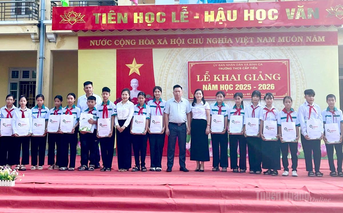 Đại diện Công ty cổ phần Giấy An Hòa trao quà cho học sinh có hoàn cảnh khó khăn của trường THCS Cấp Tiến.