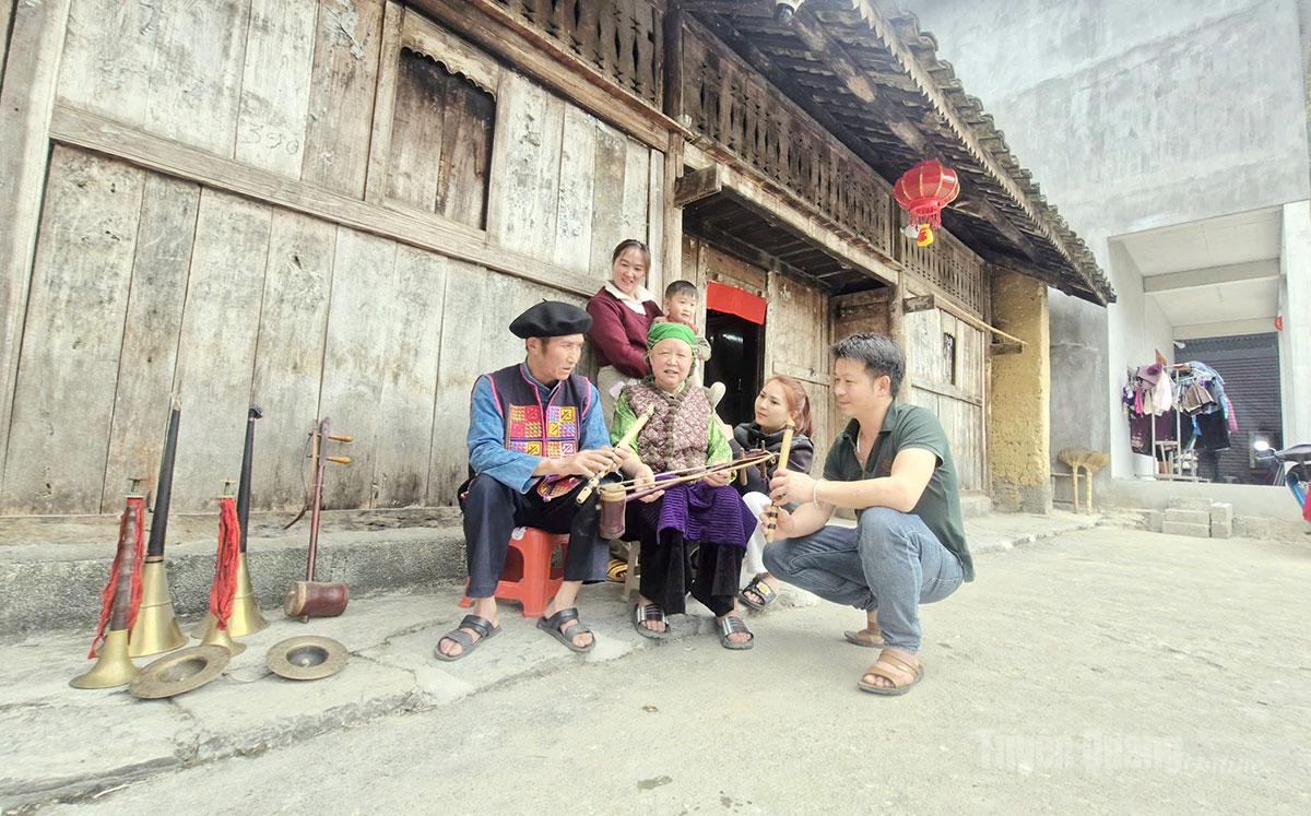 Gia đình ông Là Sé Páo, thôn Đoàn Kết, xã Sủng Là gìn giữ nét văn hóa của dân tộc 
qua nhiều thế hệ. 
