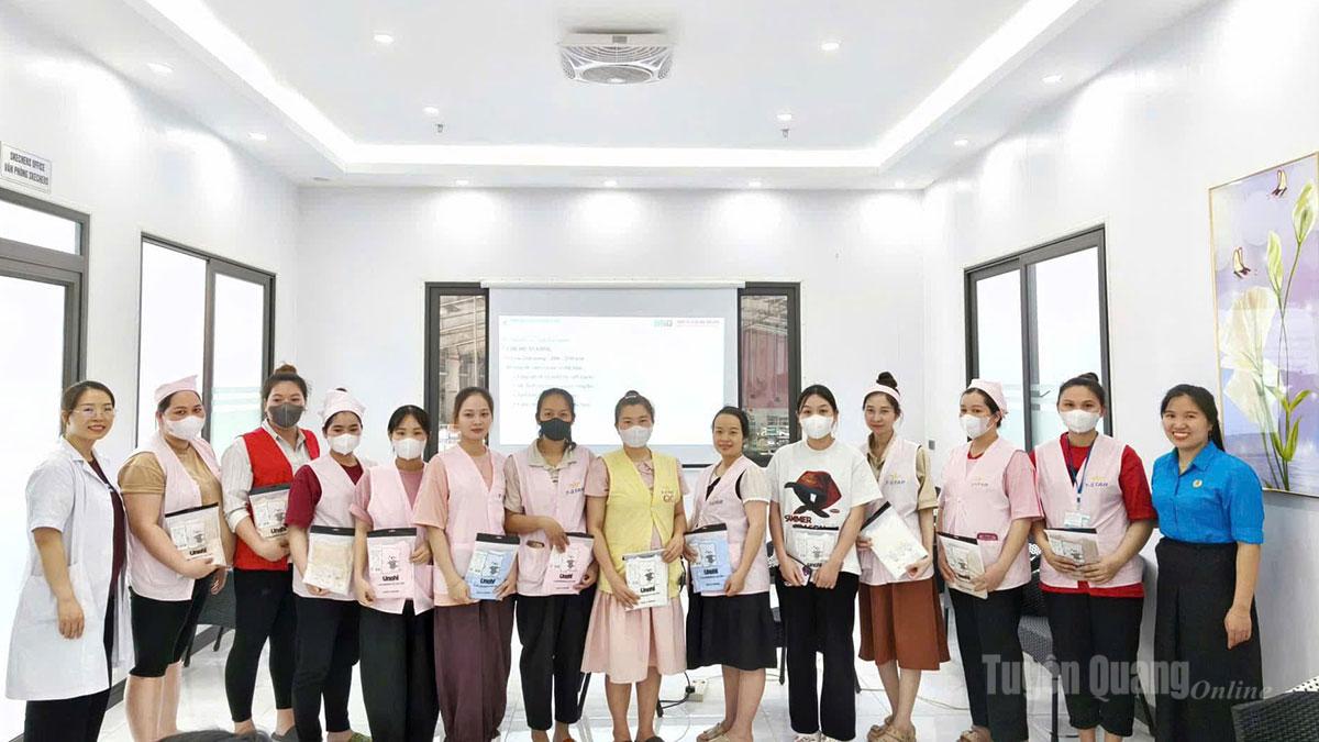 Công đoàn Công ty TNHH Tai Shing phối hợp với Bệnh viện đa khoa Hùng Vương tổ chức khám sức khỏe cho lao động nữ. 