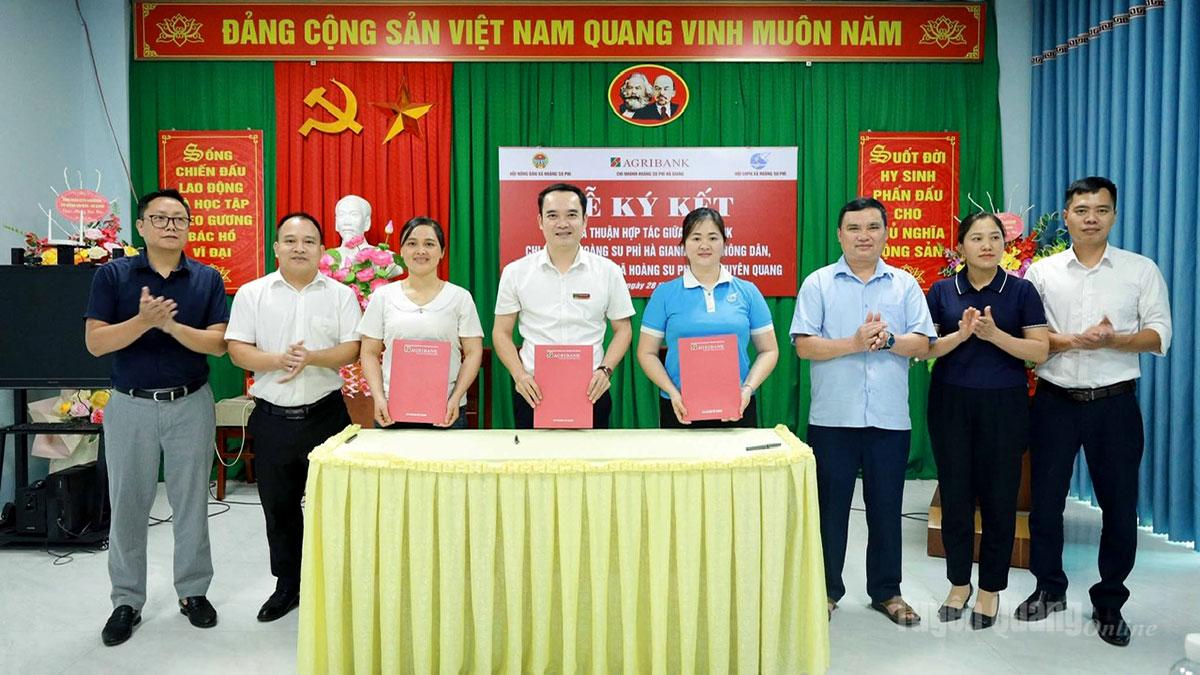 Agribank Hoàng Su Phì ký kết thỏa thuận hợp tác với Hội Nông dân, Hội Liên hiệp Phụ nữ xã đáp ứng nhu cầu sử dụng dịch vụ ngân hàng.