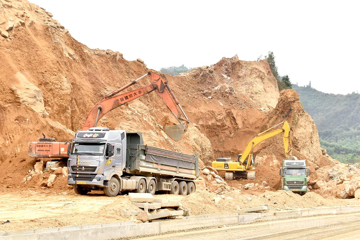 Đơn vị thi công đang dồn sức thi công khu tái định cư Trung Sơn thuộc dự án đường Hồ Chí Minh đoạn Chợ Chu (Thái Nguyên) - Ngã ba Trung Sơn (Tuyên Quang).