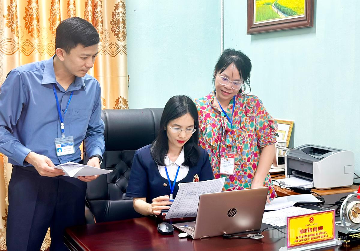 Chị Nguyễn Thị Dịu (giữa), là con cháu dòng họ Nguyễn Đình ở thôn Nà Sài, xã Mậu Duệ, hiện đang giữ chức Phó Chủ tịch UBND xã Mậu Duệ. Trong ảnh: Chị Nguyễn Thị Dịu, Phó Chủ tịch UBND xã Mậu Duệ trao đổi nghiệp vụ với đồng nghiệp.