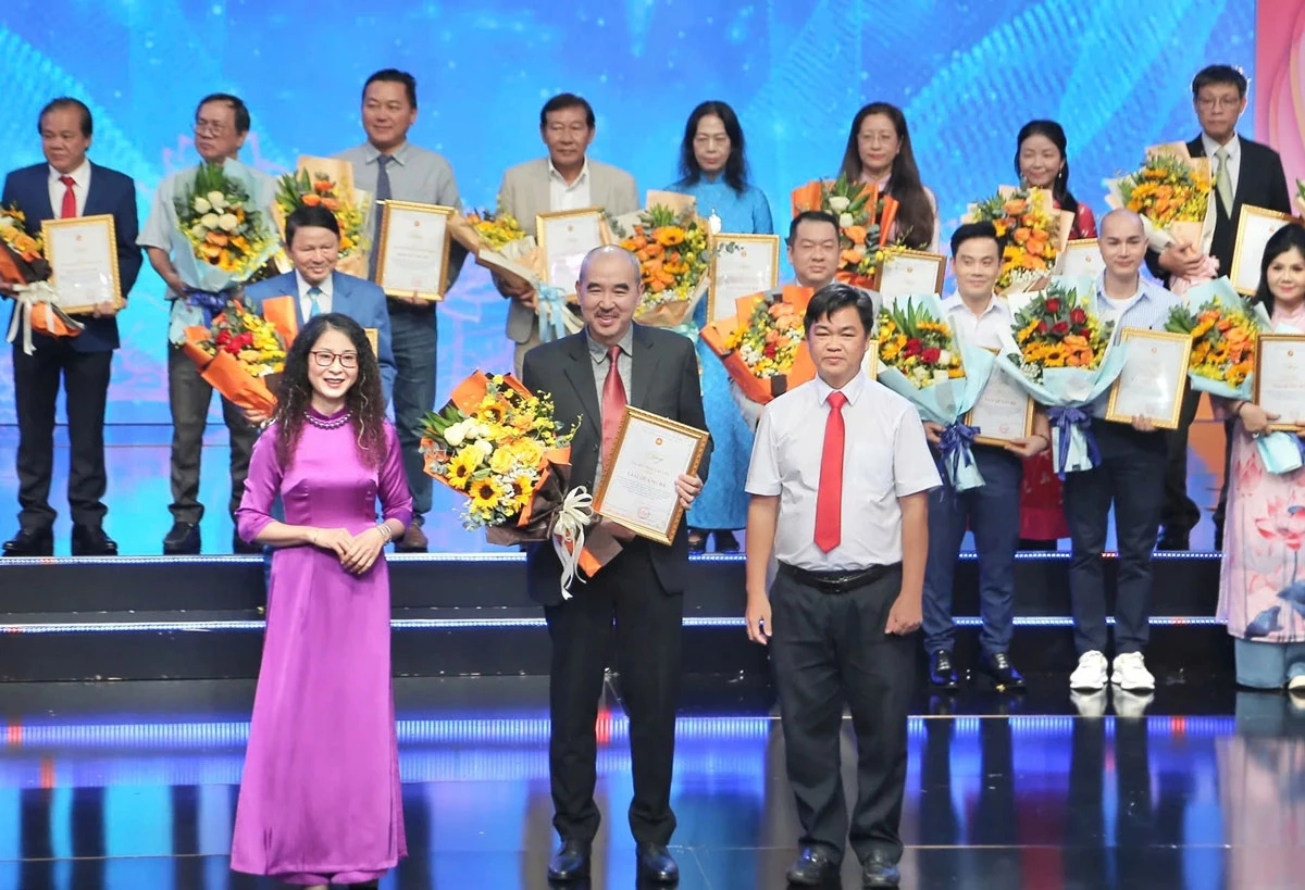 Đạo diễn Bùi Thạc Chuyên nhận được Giải thưởng sáng tác, quảng bá tác phẩm văn học, nghệ thuật, 
báo chí với chủ đề “Học tập và làm theo tư tưởng, đạo đức, phong cách Hồ Chí Minh” (đợt II, giai đoạn 
2021 - 2025) do Ban Tuyên giáo và Dân vận TP.Hồ Chí Minh  tổ chức.